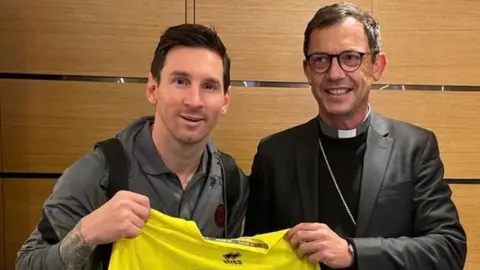 Lionel Messi: Recibió playera firmada por el Papa Francisco del Athletica Vaticana