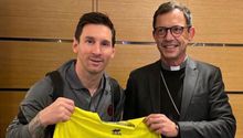 Lionel Messi: Recibió playera firmada por el Papa Francisco del Athletica Vaticana