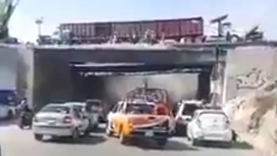 Puente colapsó parcialmente sobre la autopista México-Pachuca