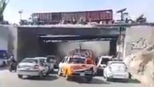 Puente colapsó parcialmente sobre la autopista México-Pachuca