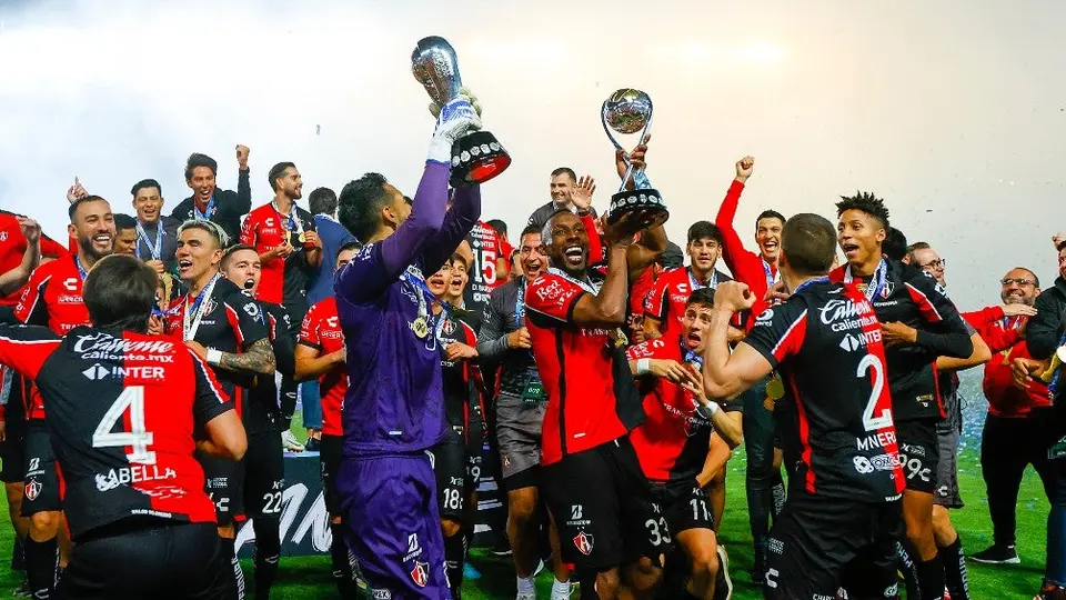 Atlas: Dueño de tortería cumplió promesa de regalar tortas tras el Bicampeonato de los Zorros