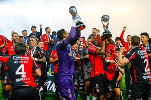 Atlas: Dueño de tortería cumplió promesa de regalar tortas tras el Bicampeonato de los Zorros