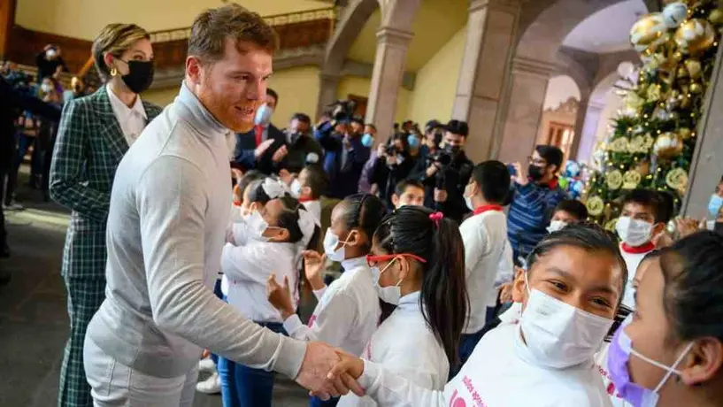 Canelo Álvarez donó 5 mil 500 juguetes para niños del DIF en Nuevo León