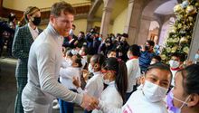 Canelo Álvarez donó 5 mil 500 juguetes para niños del DIF en Nuevo León