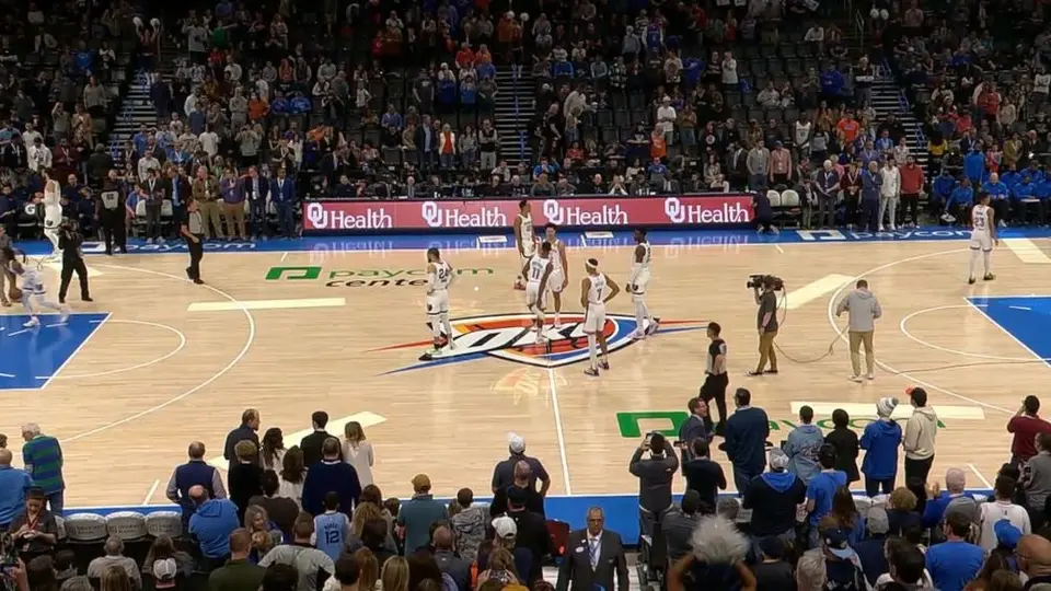Grizzlies y Thunder salieron a la duela con el mismo uniforme y retrasaron el inicio del partido
