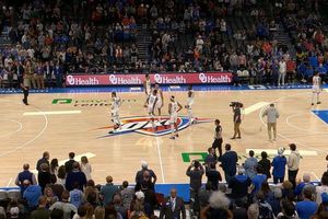 Grizzlies y Thunder salieron a la duela con el mismo uniforme y retrasaron el inicio del partido