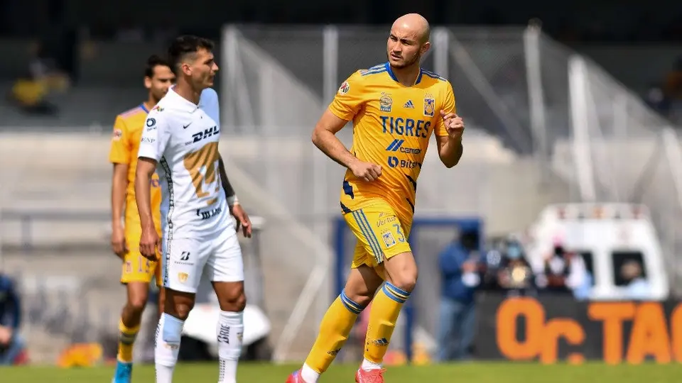 Tigres: Carlos González, captado cantando el himno de Pumas