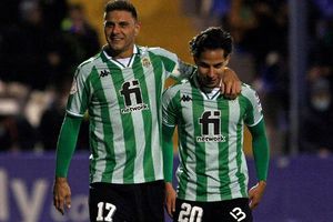 Joaquín: "Estoy tomando ya a Diego Lainez para ensayar como levantar la Copa"