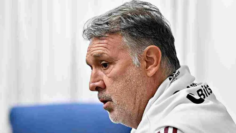Video: Perro enloqueció en plena rueda de prensa de Tata Martino