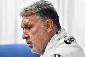 Video: Perro enloqueció en plena rueda de prensa de Tata Martino