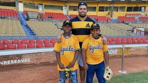 Águilas Cibaeñas le cumple el sueño a dos niños con uniforme de cartón