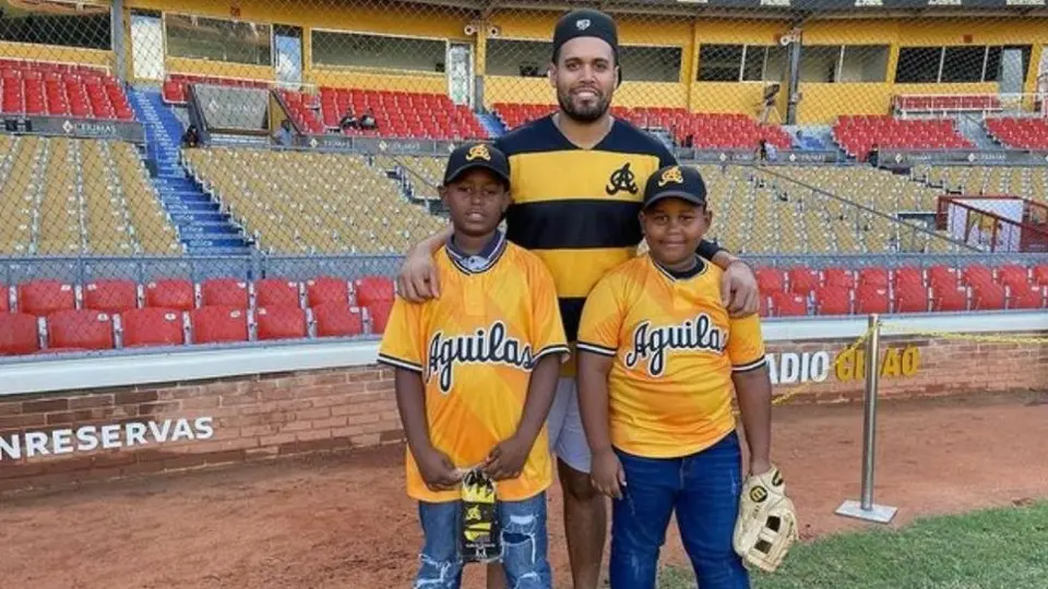 Águilas Cibaeñas le cumple el sueño a dos niños con uniforme de cartón