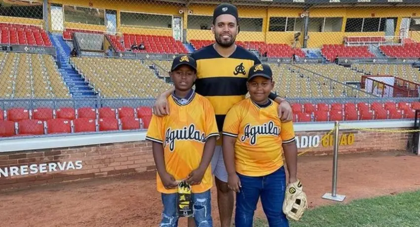 Águilas Cibaeñas le cumple el sueño a dos niños con uniforme de cartón