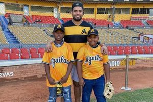 Águilas Cibaeñas le cumple el sueño a dos niños con uniforme de cartón