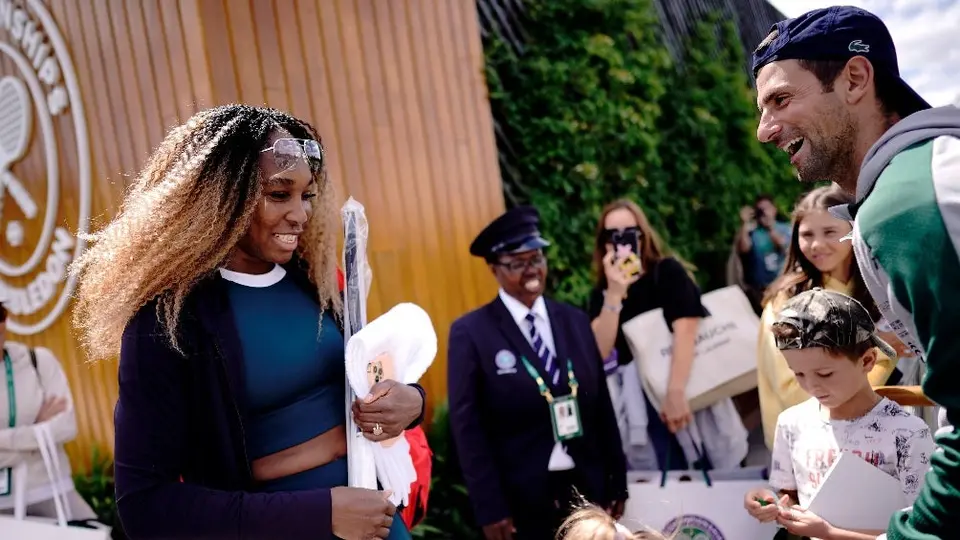 Novak Djokovic y sus hijos pidieron autógrafo a Venus Williams en Wimbledon