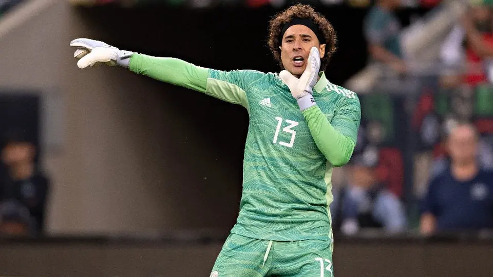América: Juan Toscano recibió playera autografiada de Memo Ochoa