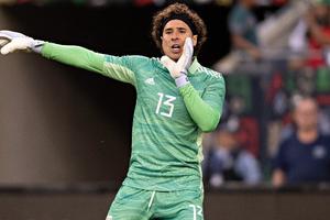 América: Juan Toscano recibió playera autografiada de Memo Ochoa