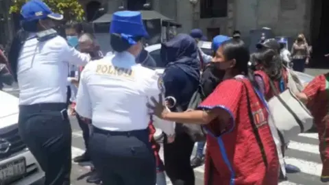 CDMX: Policías fueron captados dando jalones a mujeres indígenas