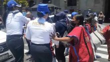 CDMX: Policías fueron captados dando jalones a mujeres indígenas