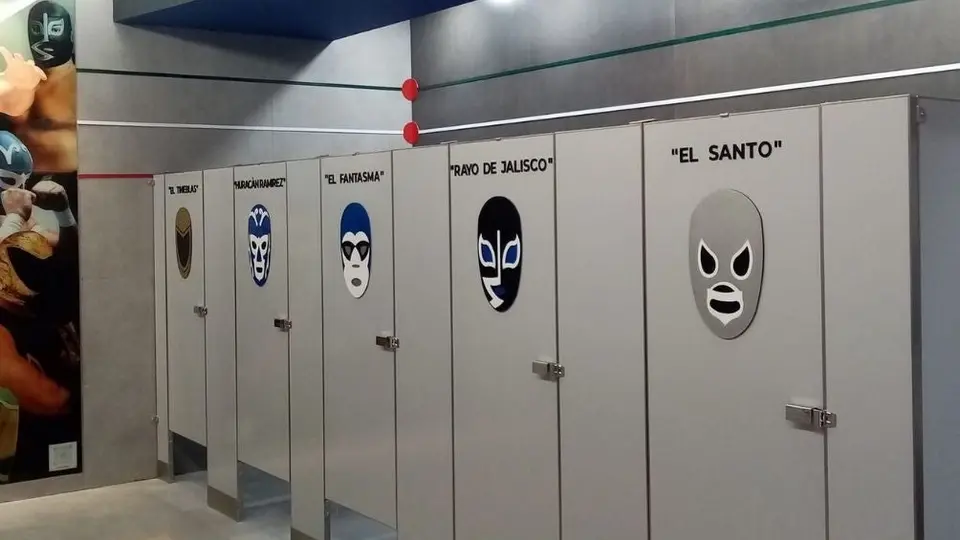 Leyendas de la lucha libre mexicana, plasmadas en baños del Aeropuerto Felipe Ángeles