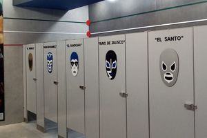 Leyendas de la lucha libre mexicana, plasmadas en baños del Aeropuerto Felipe Ángeles