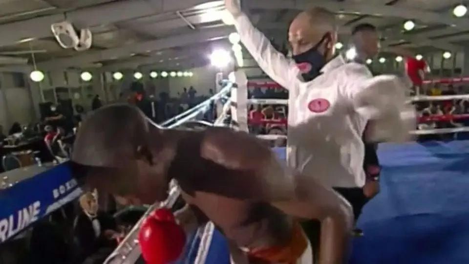 Pugilista africano comienza a lanzar golpes al aire durante combate; el réferi detuvo la pelea