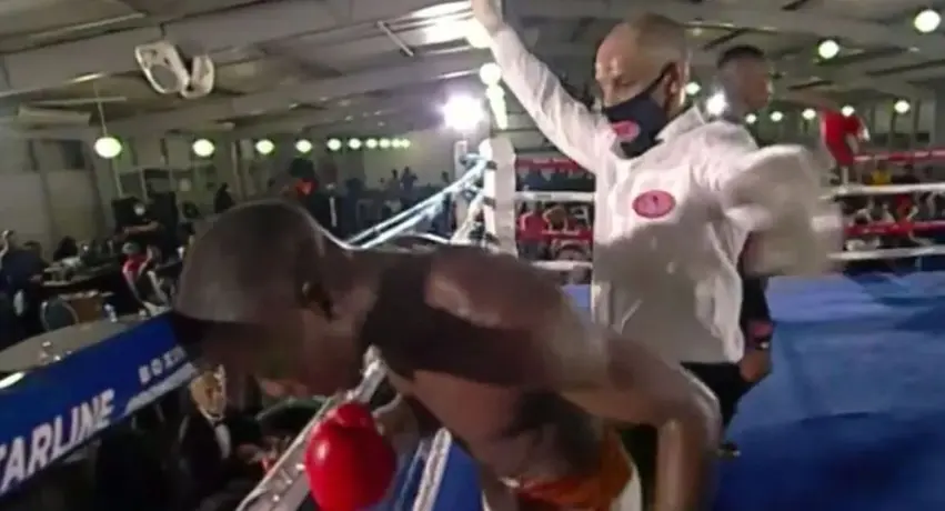 Pugilista africano comienza a lanzar golpes al aire durante combate; el réferi detuvo la pelea