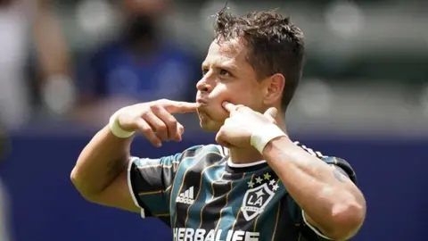Chicharito Hernández prohibió a Sarah Kohan publicar el rostro de sus hijos