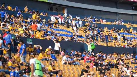 Tigres-Toluca: Vendedor de cerveza fue captado rebajando la bebida con agua en El Volcán