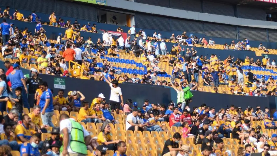 Tigres-Toluca: Vendedor de cerveza fue captado rebajando la bebida con agua en El Volcán