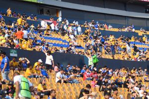 Tigres-Toluca: Vendedor de cerveza fue captado rebajando la bebida con agua en El Volcán