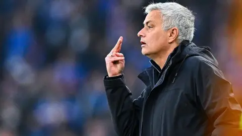 Video: José Mourinho, recibido en Noruega por bola de nieve de un niño
