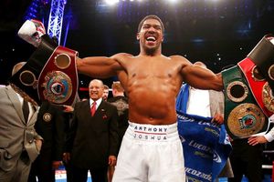 Video: Anthony Joshua mostró el poder de su golpe en máquina de boxeo