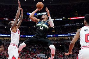 NBA Playoffs: Allen y Antetokounmpo comandaron nueva victoria de Bucks sobre Bulls