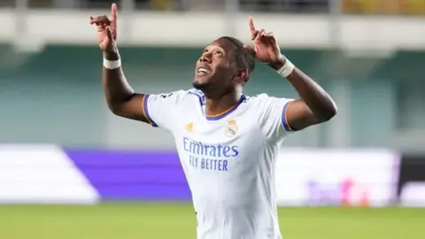 Real Madrid: Alejandro Sanz presumió pastel de cumpleaños que le regaló David Alaba