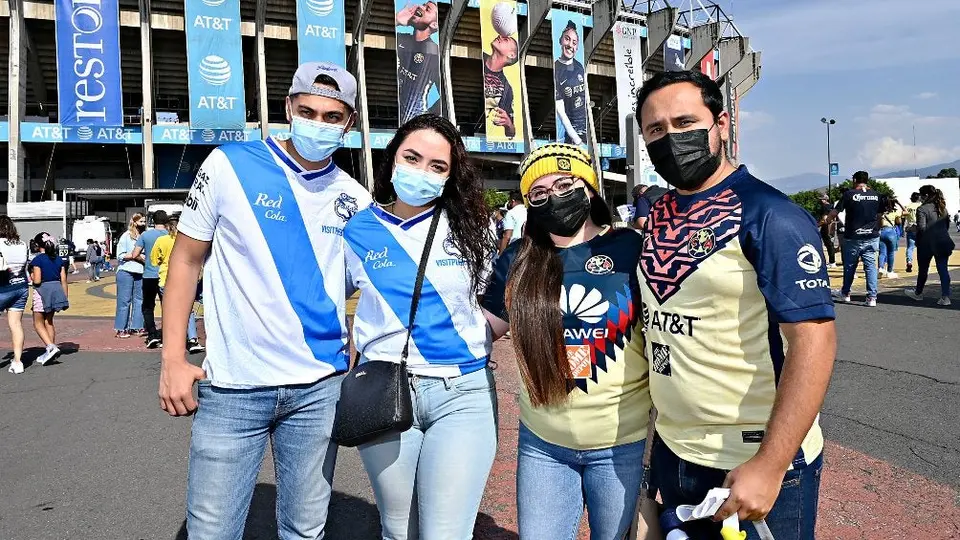 América vs Puebla: Afición azulcrema consoló a fan de La Franja en el Azteca