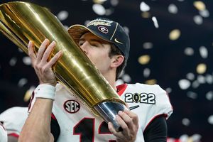 Georgia impone su defensa y obtiene título nacional tras remontar ante Alabama