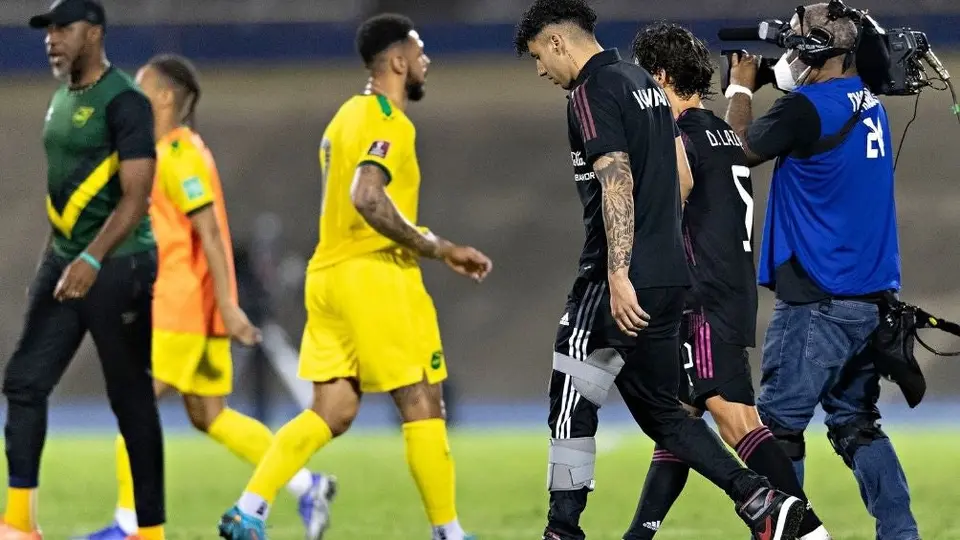 Selección Mexicana: Jorge Sánchez salió del estadio con férula en pierna izquierda