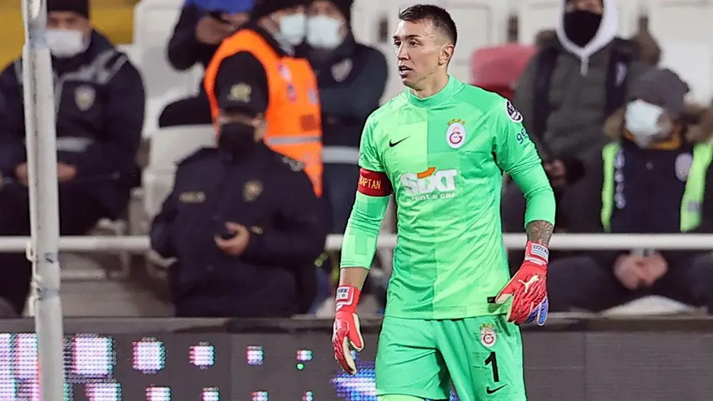 Fernando Muslera durante un duelo en Turquía | TWITTER @GALATASARAYSK