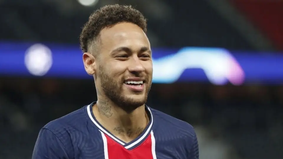 Neymar: Regaló zapatos de futbol a un equipo de Brasil