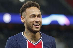 Neymar: Regaló zapatos de futbol a un equipo de Brasil