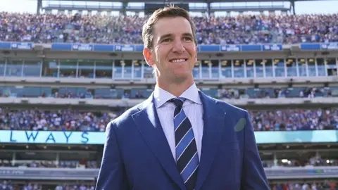 Eli Manning recibió una cadena de oro de Snoop Dogg por su cumpleaños