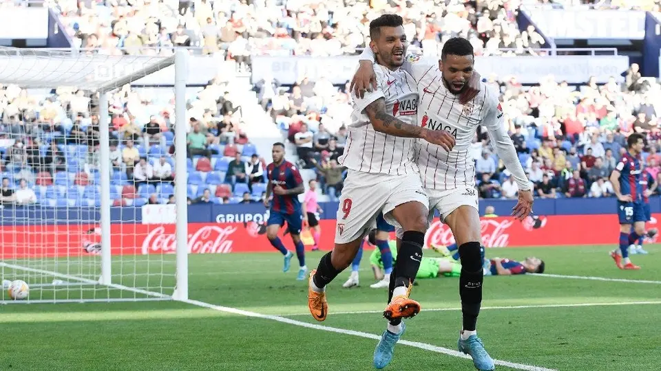 Tecatito Corona comandó importante victoria del Sevilla sobre el Levante