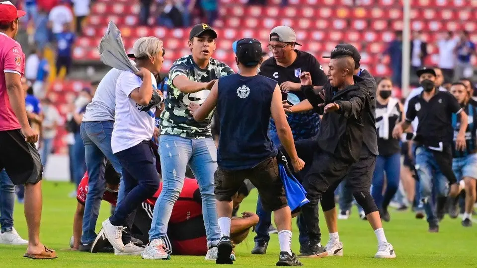 Querétaro vs Atlas: Barras de ambos equipos invadieron la cancha y armaron campal