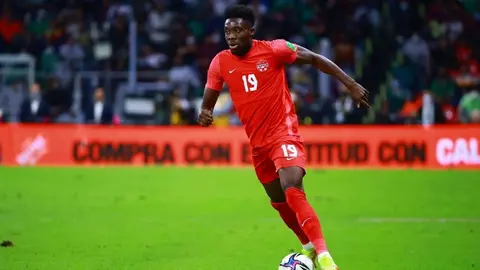 Alphonso Davies recibió el 2022 en México con su novia