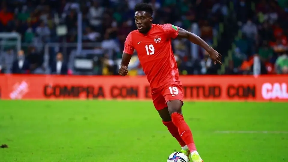 Alphonso Davies recibió el 2022 en México con su novia