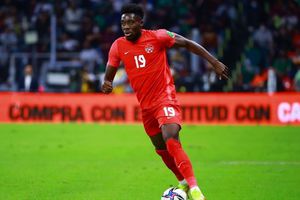 Alphonso Davies recibió el 2022 en México con su novia