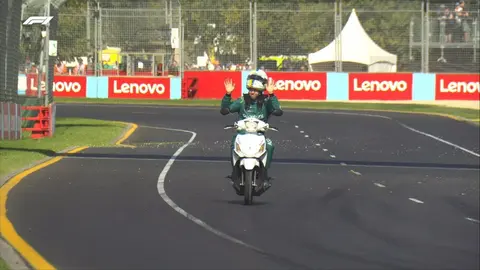 Video: Sebastian Vettel, multado por usar scooter tras bandera roja en prácticas de Australia