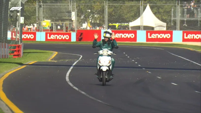 Video: Sebastian Vettel, multado por usar scooter tras bandera roja en prácticas de Australia