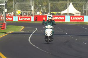 Video: Sebastian Vettel, multado por usar scooter tras bandera roja en prácticas de Australia